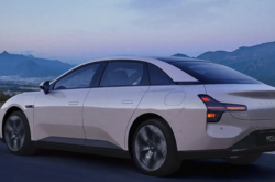 全球首款AI汽车 小鹏P7+谍照公布