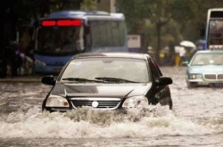 人保车险|夏天路面积水较多，积水路段如何安全通过