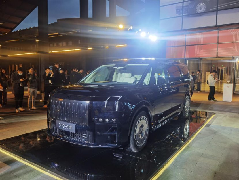 极氪009光辉推出冰玉白车身配色 售价78.90万起