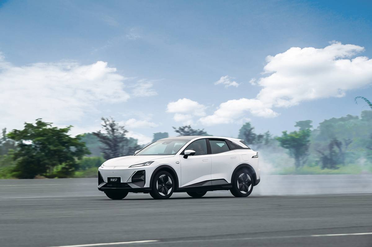 纯电、增程一个价 深蓝S7纯电版16.99万元起龙年满电出发